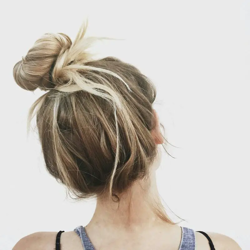 30+ messy bun hairstyles that are easy to do