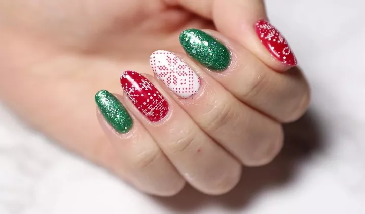 The best red and green nails and red and green nail designs for Christmas to copy | Christmas nails that are trending this year