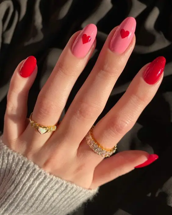 Super easy valentine's nails to DIY at home