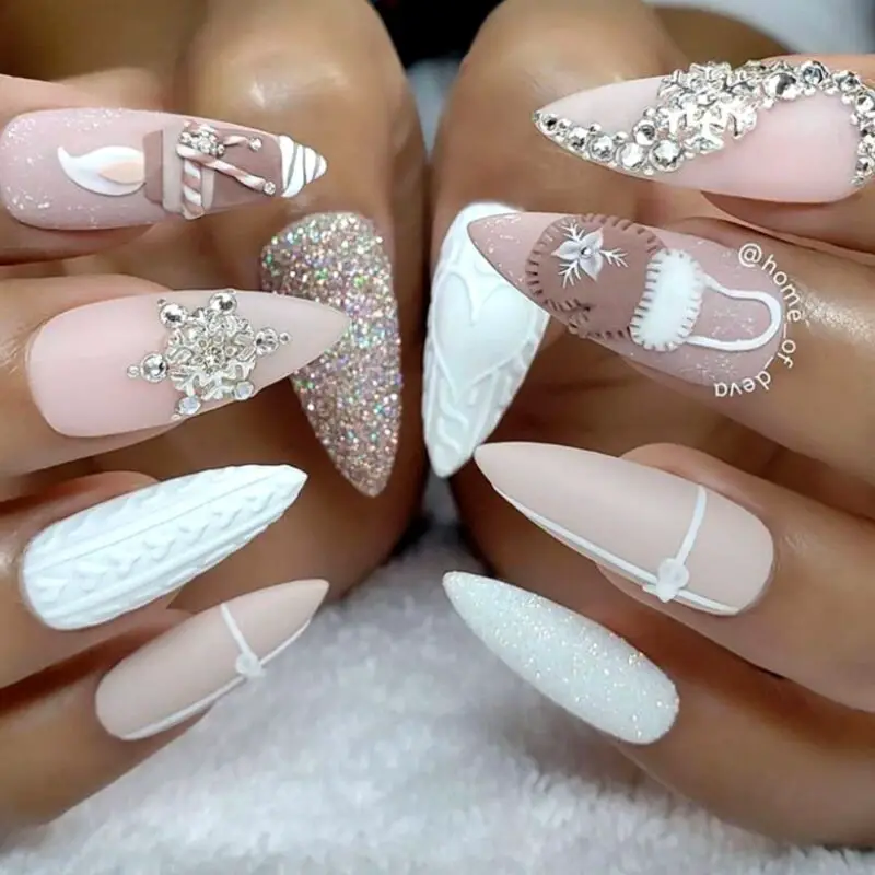 The best Christmas nails, Christmas nail designs, and Christmas nail ideas to try this year